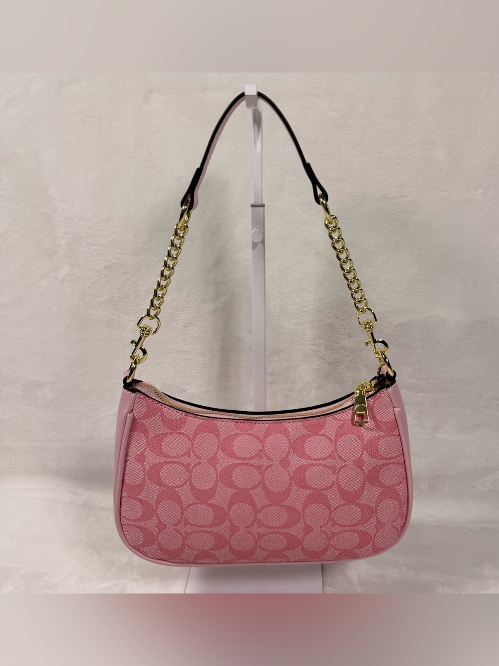 Coach Pink Signature Canvas Shoulder bag with Gold Chain Strap - Picture 3 of 4